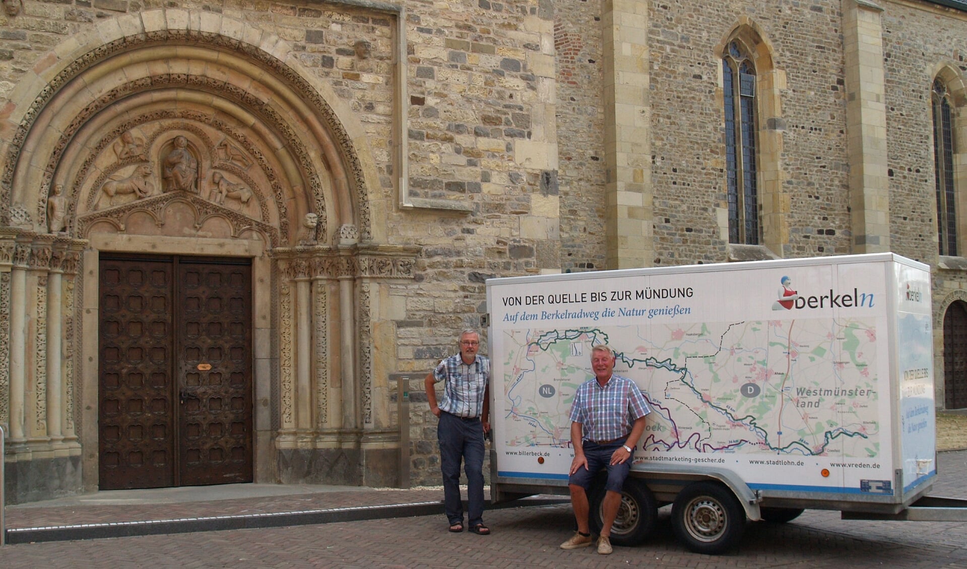  Roel Heij (li.) en Franz-Josef Menker leiden u langs de Berkel over sporen van een religieus verleden, hier voor het  portaal van de Stiftskerk Vreden. Foto: eigen foto 