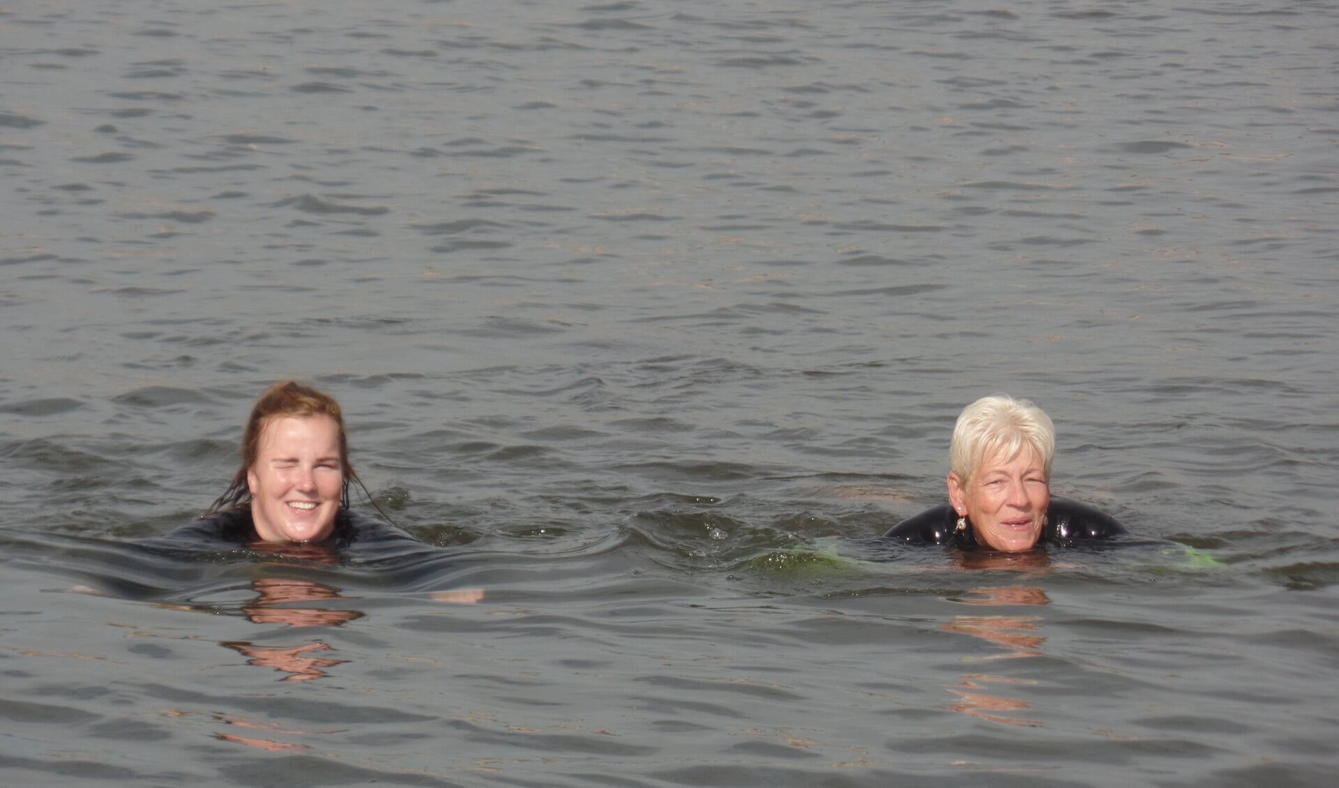 In het open water van de Marshaven in Zutphen trainen Astrid Sprukkelhorst (rechts) en Kayra Hilferink  vanaf dit voorjaar gemiddeld twee maal per week voor de A Local Swim Lemmer. Foto: Jan Hendriksen. 