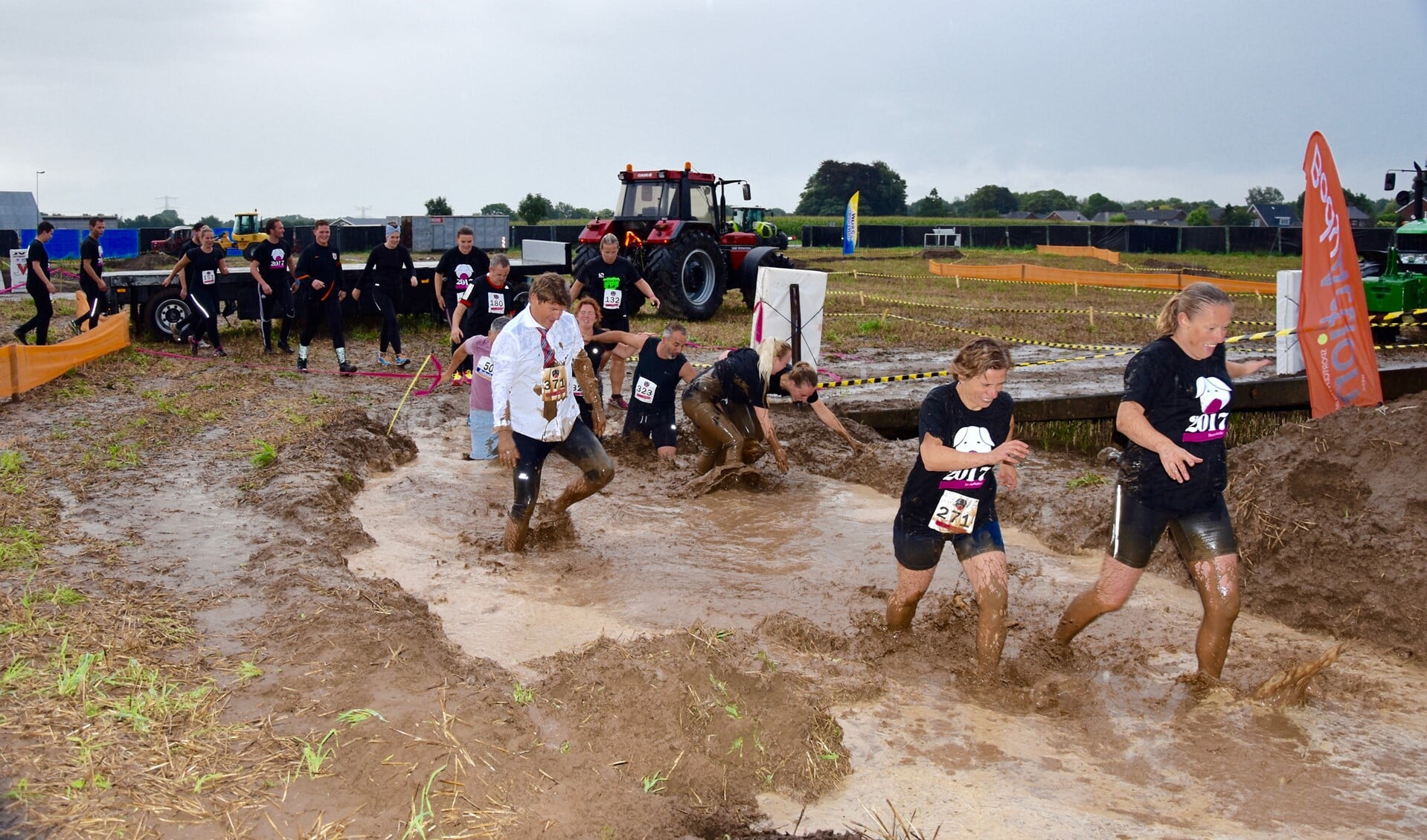 Alle hindernissen  hebben met het boerenleven te maken; ploeterend door de modder. Foto: PR