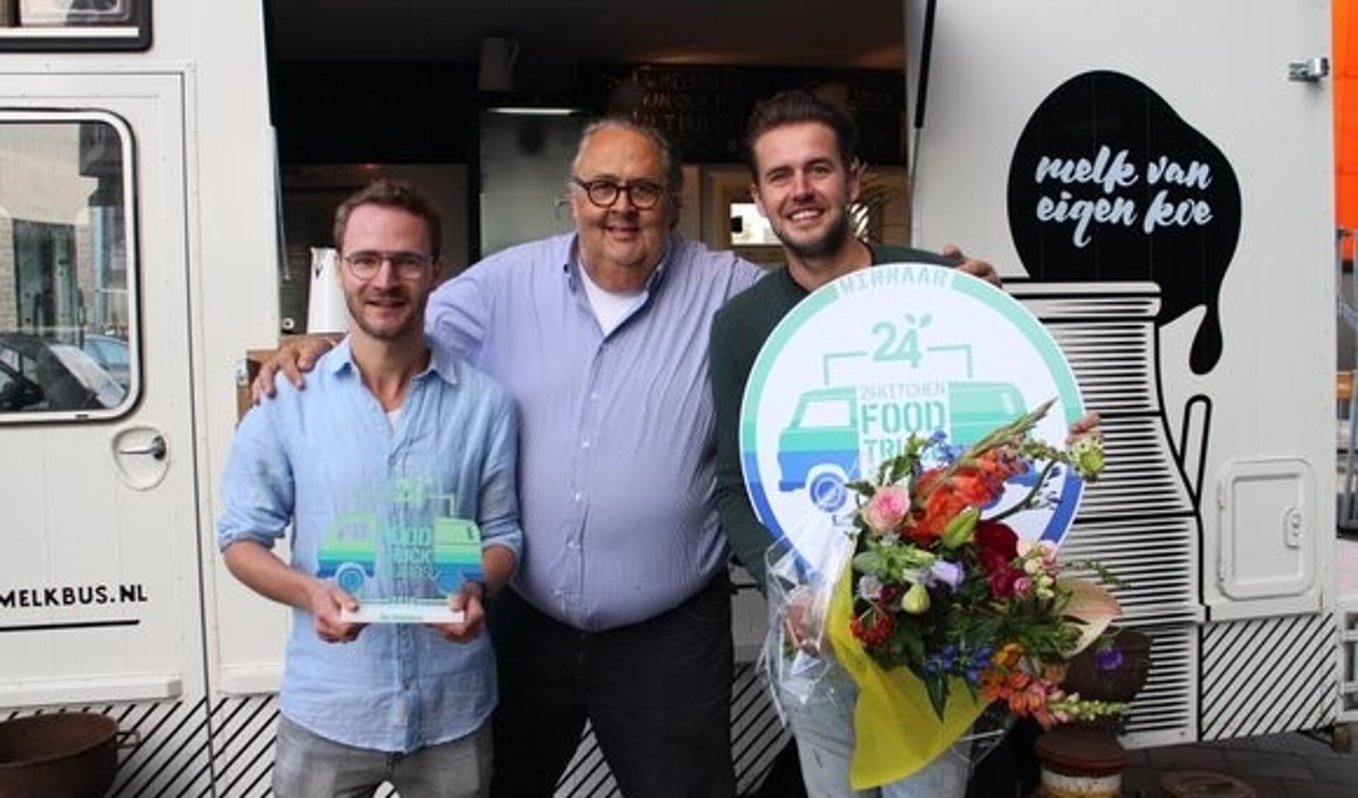  Winnaars 24Kitchen Food Truck Awards 2018:  Robert Geessink en Wout Leerink van De Melkbus, samen met Julius Jaspers. Foto: PR