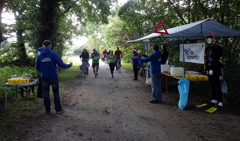 Vrijwilligers bemannen onder andere de rustpunten onderweg.. Foto: archief Achterhoek Nieuws - Wilma Fransen  