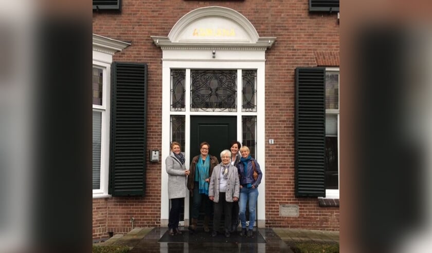 Mini Bomers - Oostendorp te midden van haar vier dochters. Foto: Irmgard Bomers