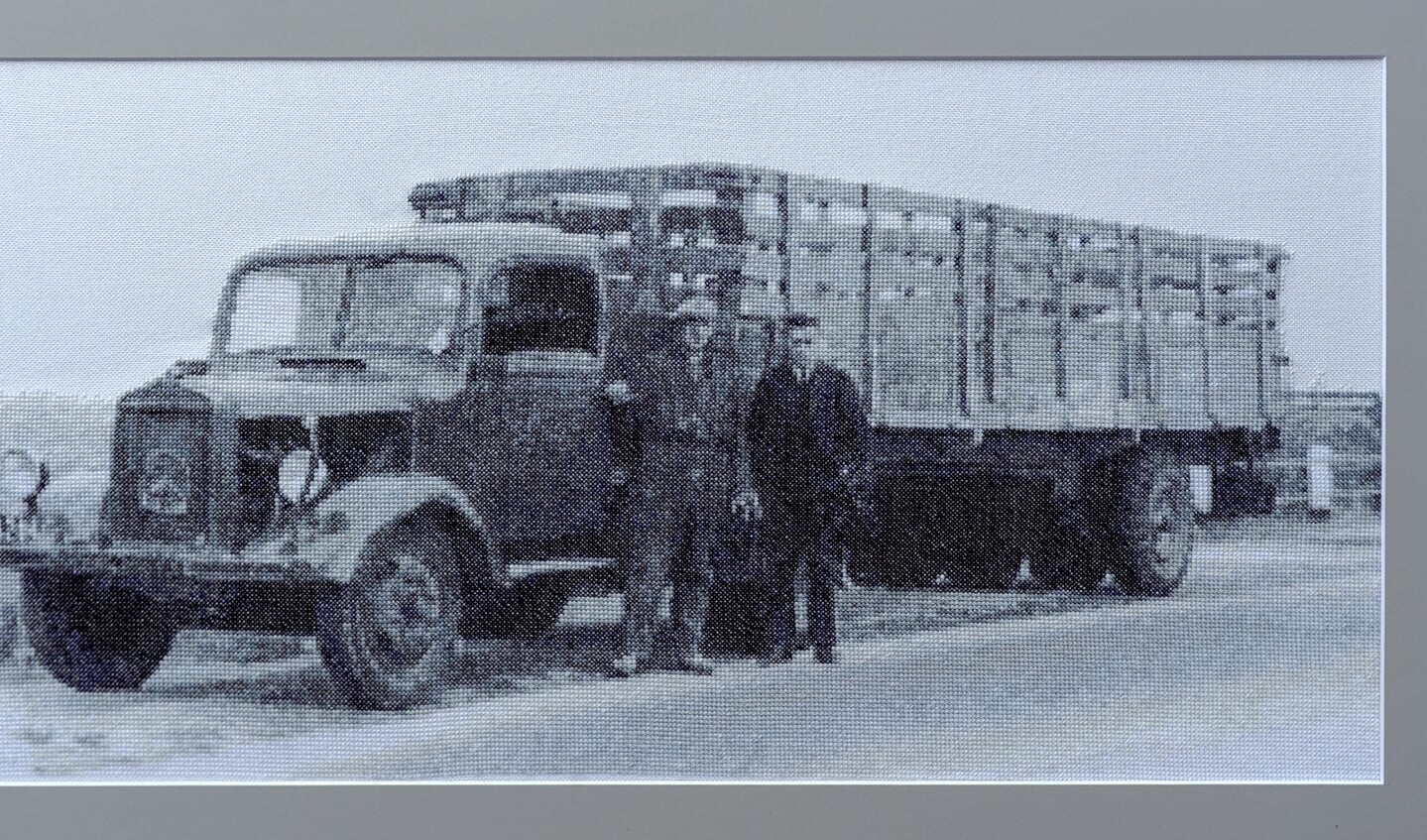 De oude vrachtwagen van Hannink, geborduurd door Wilma Navis. Foto: Hendriks Fotografie