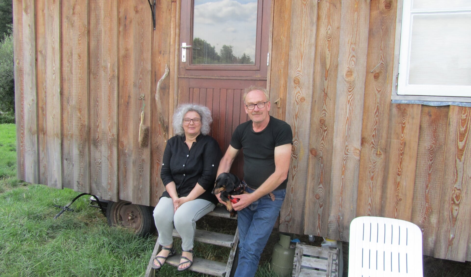 Ellen en Bert Kots bij de pipowagen op Brömmels. Foto: Bernhard Harfsterkamp