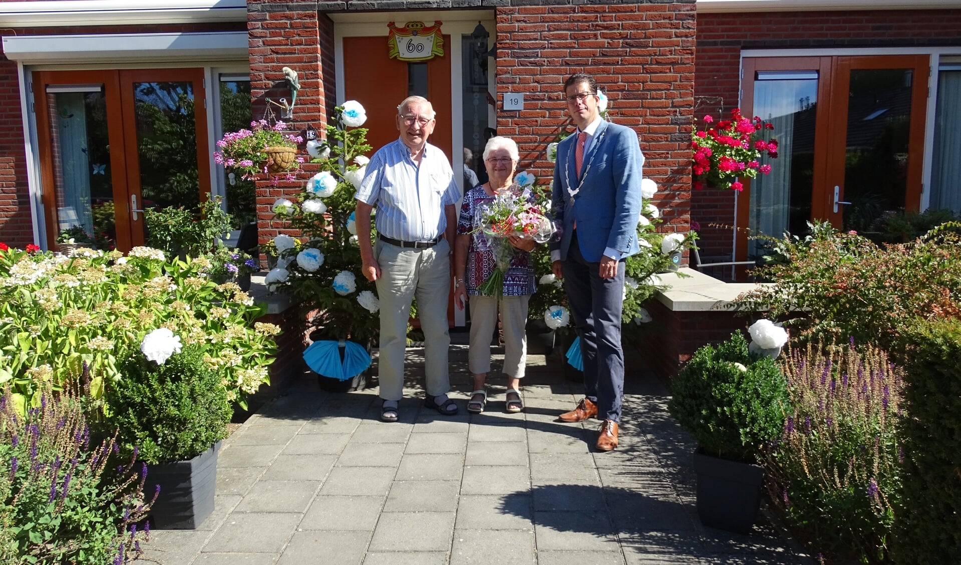 Het echtpaar Scheper met burgemeester Van Oostrum. Foto: Gerard Scheper