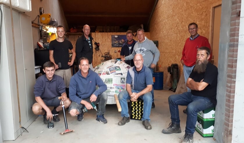 Een (klein) deel van de groep De Kempe die aan de optocht tijdens het Oranjefeest Vierakker-Wichmond deelneemt. Foto: PR.