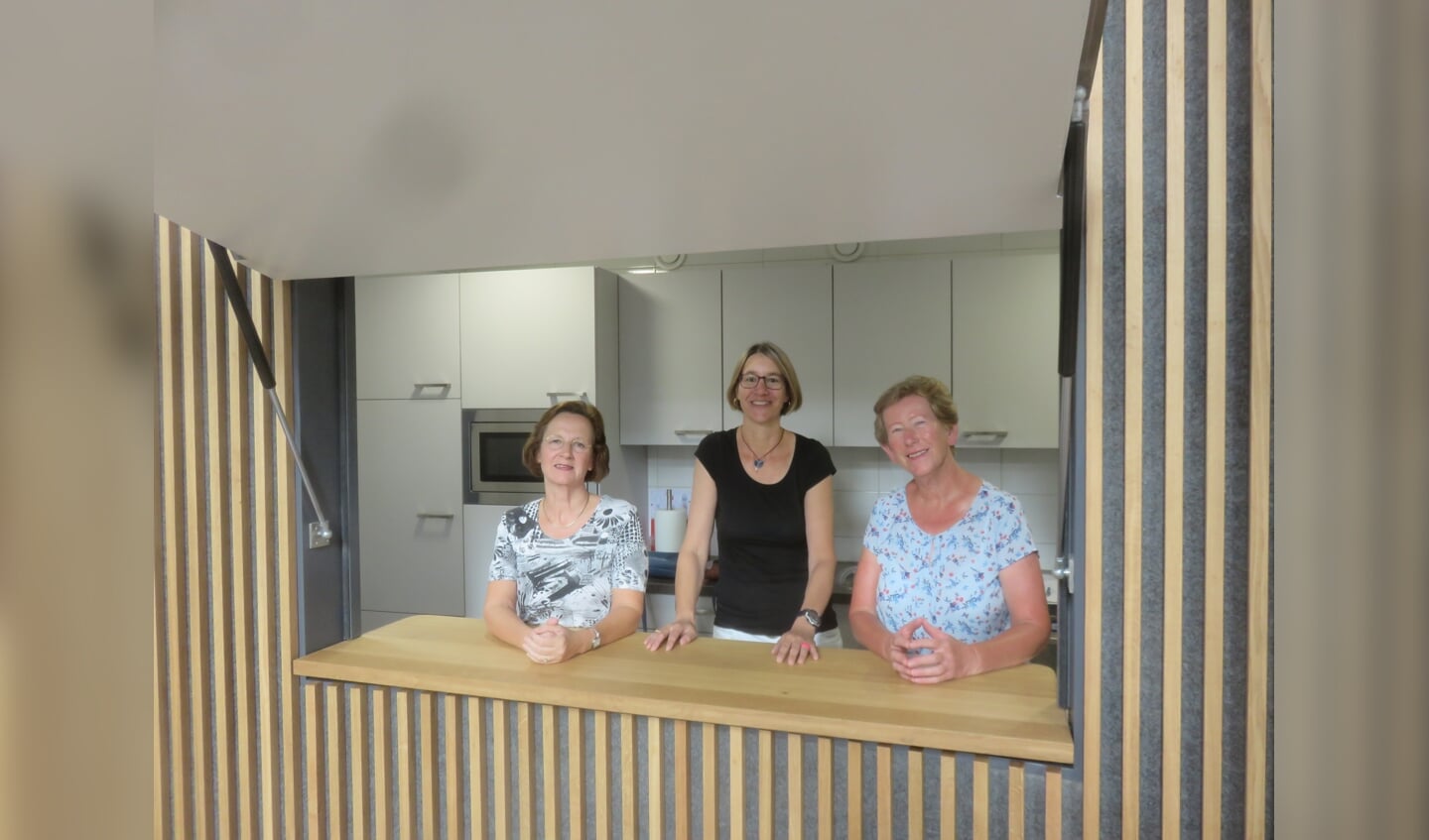 De dames van de KunstKring Ruurlo hebben de keuken al verkend. Ook in de Dorpskerk krijgt iedere bezoeker op tijd zijn drankje. Foto: PR