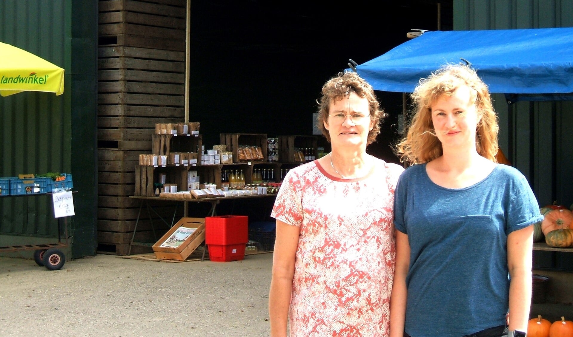 Gerrie en Gieneke Luemes voor de tijdelijke Landwinkel in de aardappelloods. Foto: Reinier Kroesen