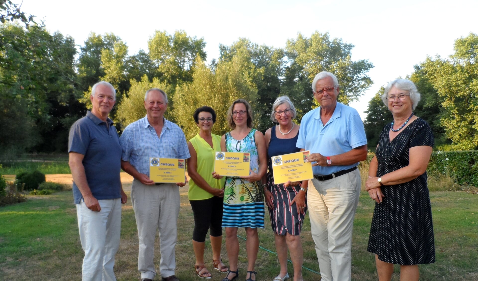 Enkele Lionsclub leden en vertegenwoordigers van de zwembaden in Steenderen, Hengelo en Hoog-Keppel met de uitgereikte cheques (Vorden ontbrak op de bijeenkomst). Foto: PR