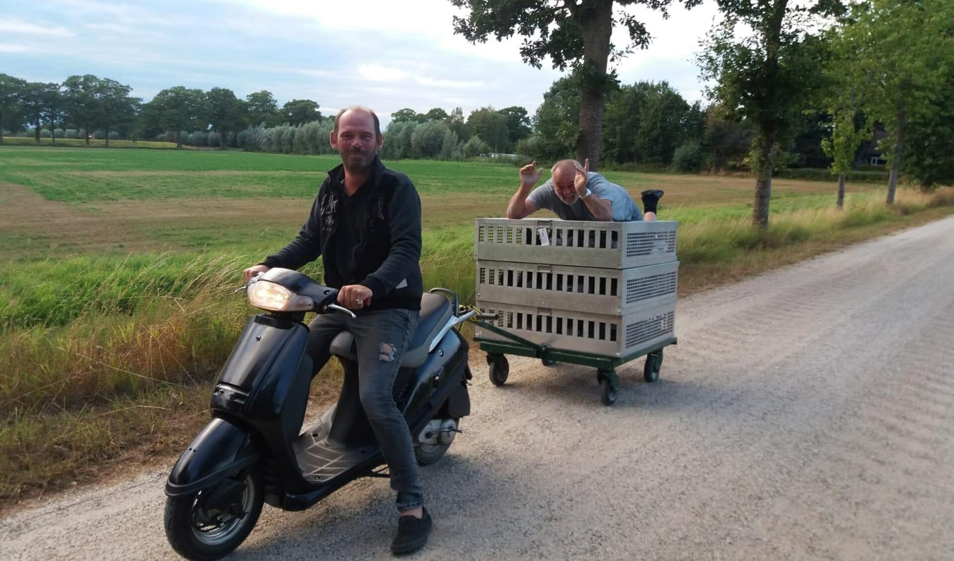 Robert Borneman (l.) en Gerard Haverkamp brengen de duiven naar de vrachtwagen. Foto: Raymond Koers