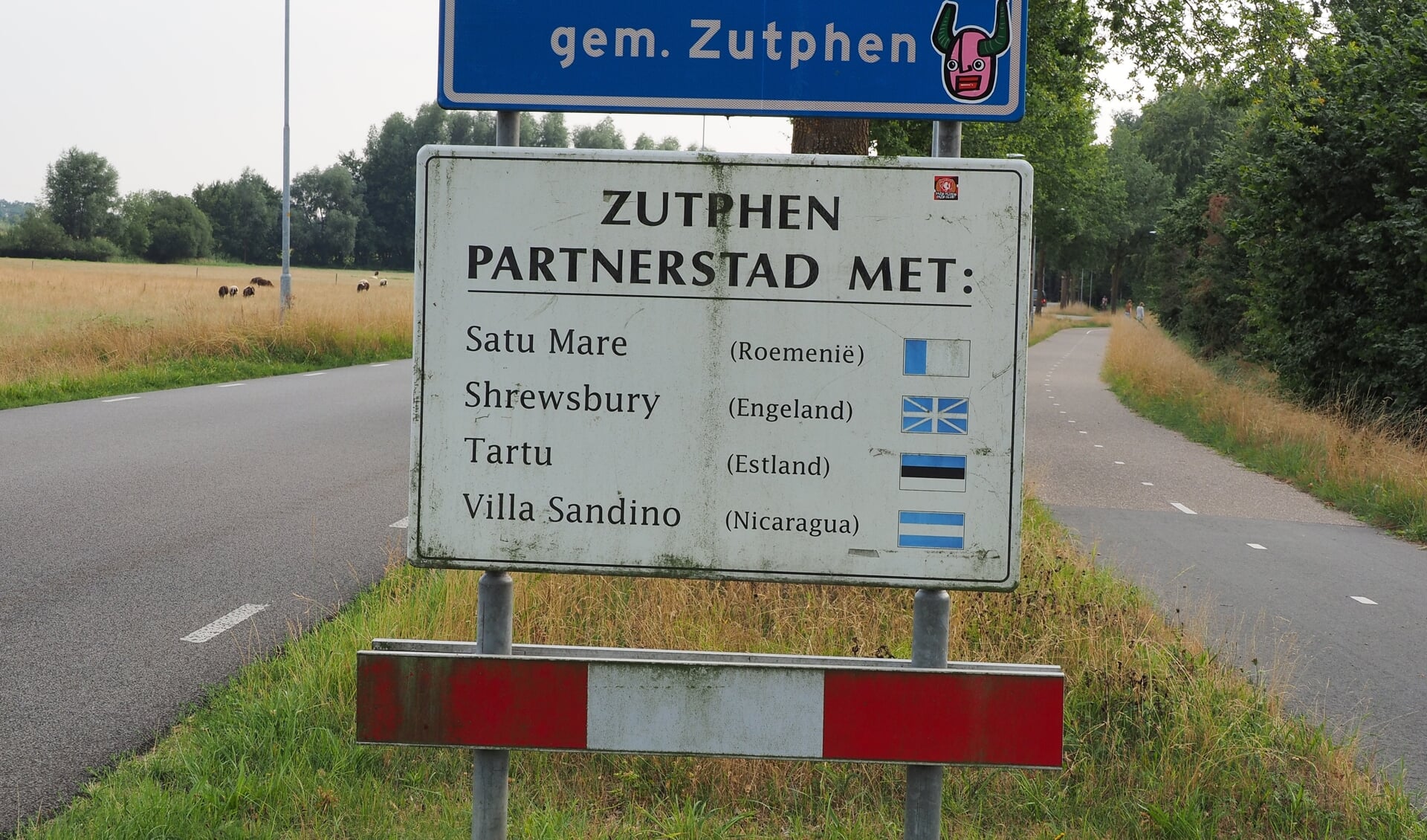 Op dit bord miste nog Horstmar (Duitsland) en staat de eerder opgeheven band met Tartu (Estland) nog vermeld. Foto: GinoPress B.V.