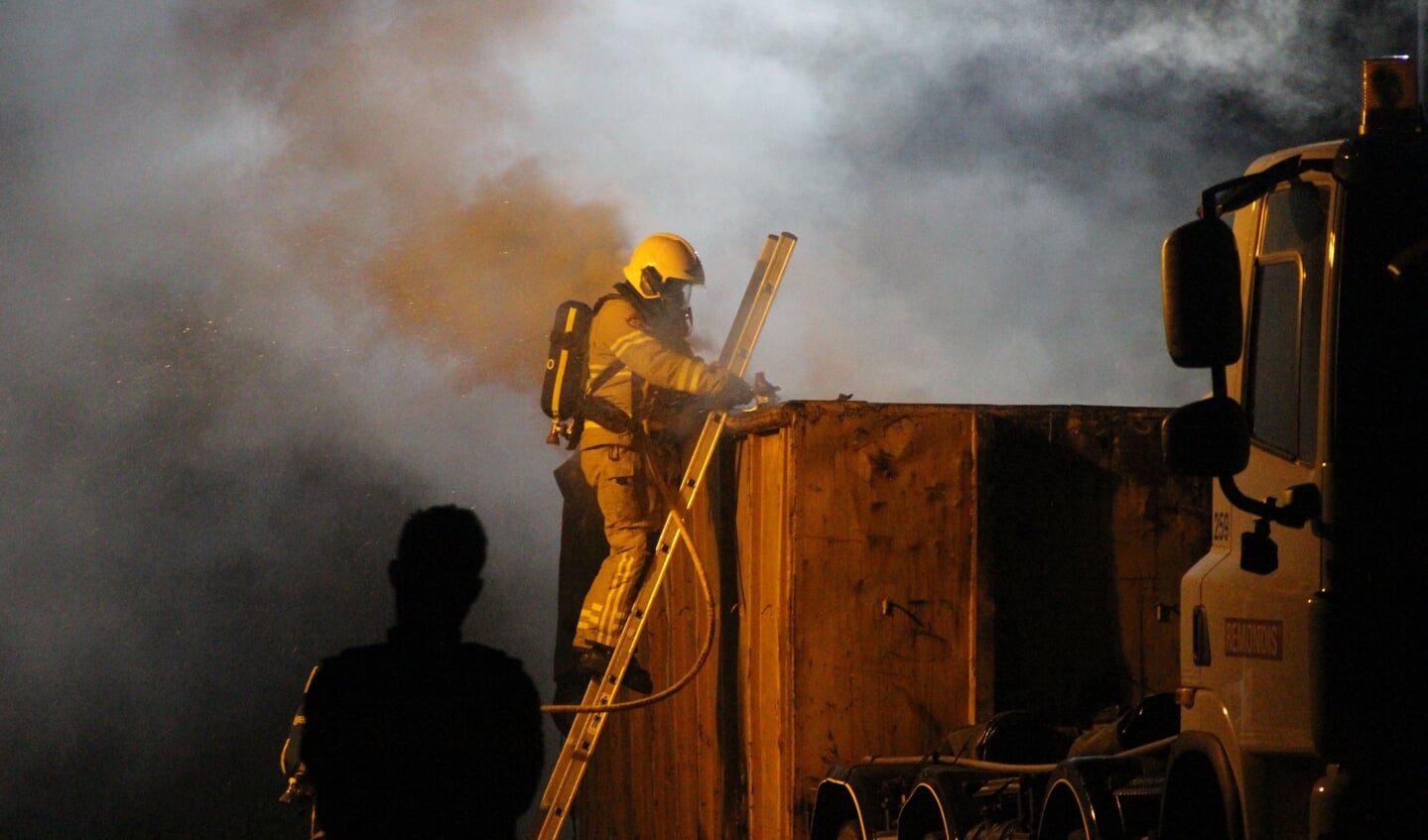 Brand in een container van een vrachtwagen bij afvalverwerker Dusseldorp BV. Foto: GinoPress B.V.