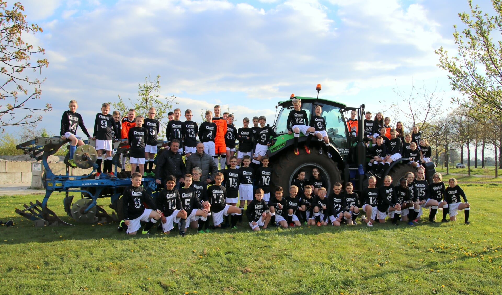 De jeugdteams JO13 van Sportclub Neede, hier op bezoek bij Olminkhof, naast Boenders sponsor van de jeugd van Sp. Neede. Foto: PR