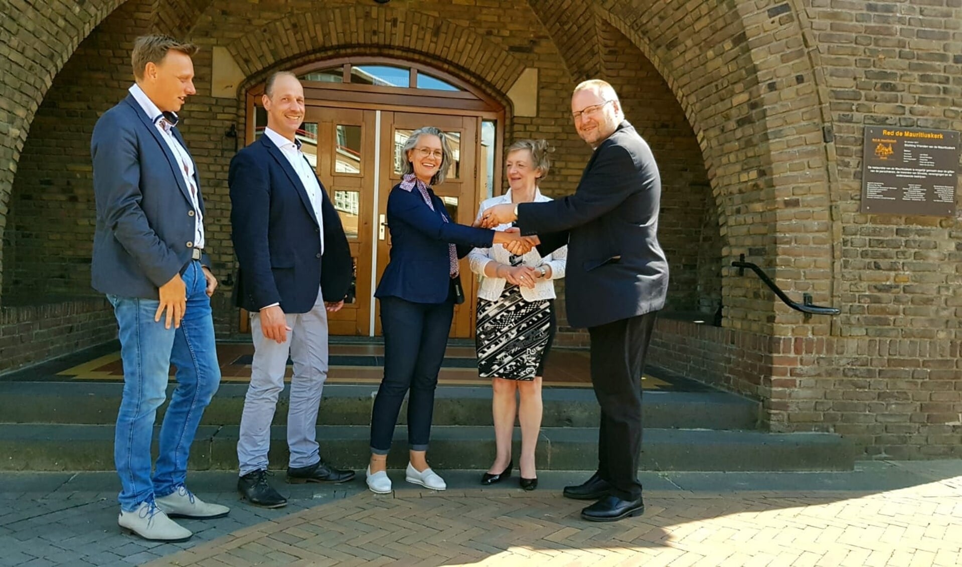 V.l.n.r. Koen Heuvels, Marc van Uum, Anita Ermers (bestuur Coöperatie) en Anja Dijcker, Pastoor Pauw (bestuur Parochie)