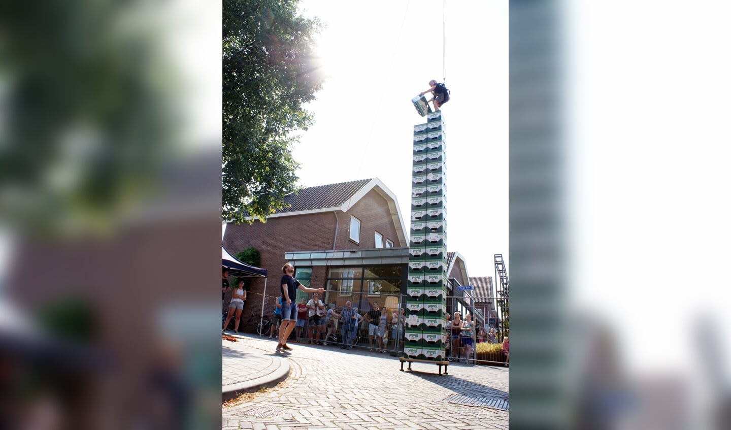 Hoge torens van kratten. Foto: PR