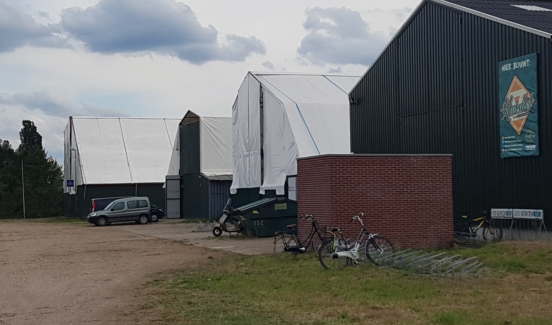 De tenten zullen plaatsmaken voor permanente bebouwing ten behoeve van de corsogroepen. 