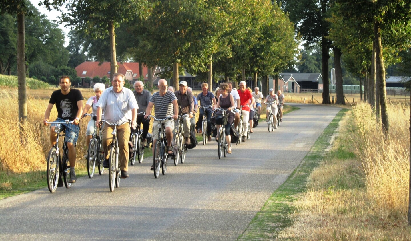 De Progressieve Partij nadert op de fiets het pompstation in Corle. Foto: Bernhard Harfsterkamp
