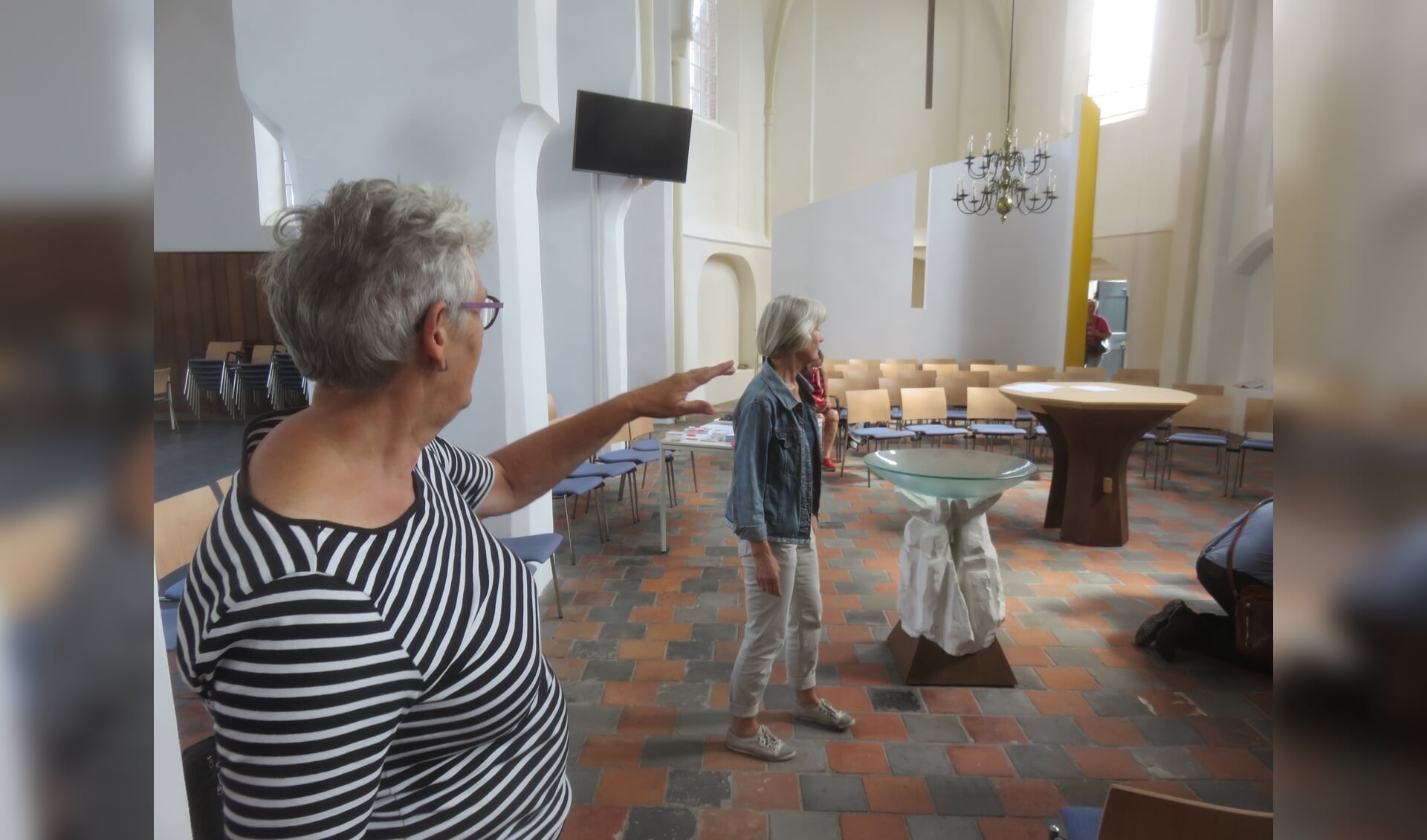 Vrijdagavond 21 september staat de Wereld Alzheimer Dag in het teken van muzikale ontmoetingen. Er komt een mooie interactie tussen gasten en zangers. Gerrie Bannink overlegt met Netty Boland over de indeling.  Foto: PR