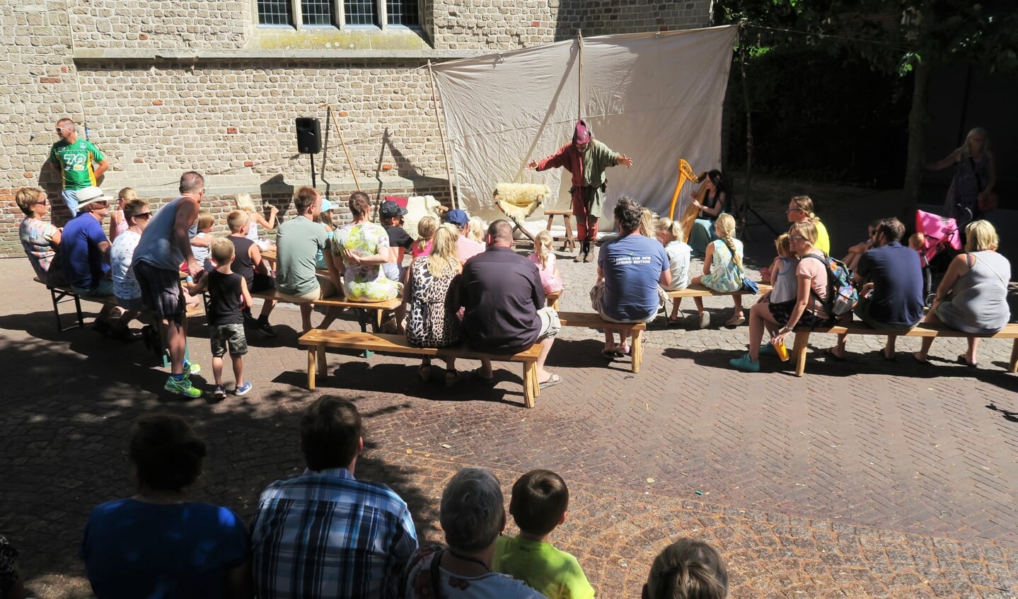 Theatervermaak tijdens de Vestingdag in Groenlo. Foto: Theo Huijskes