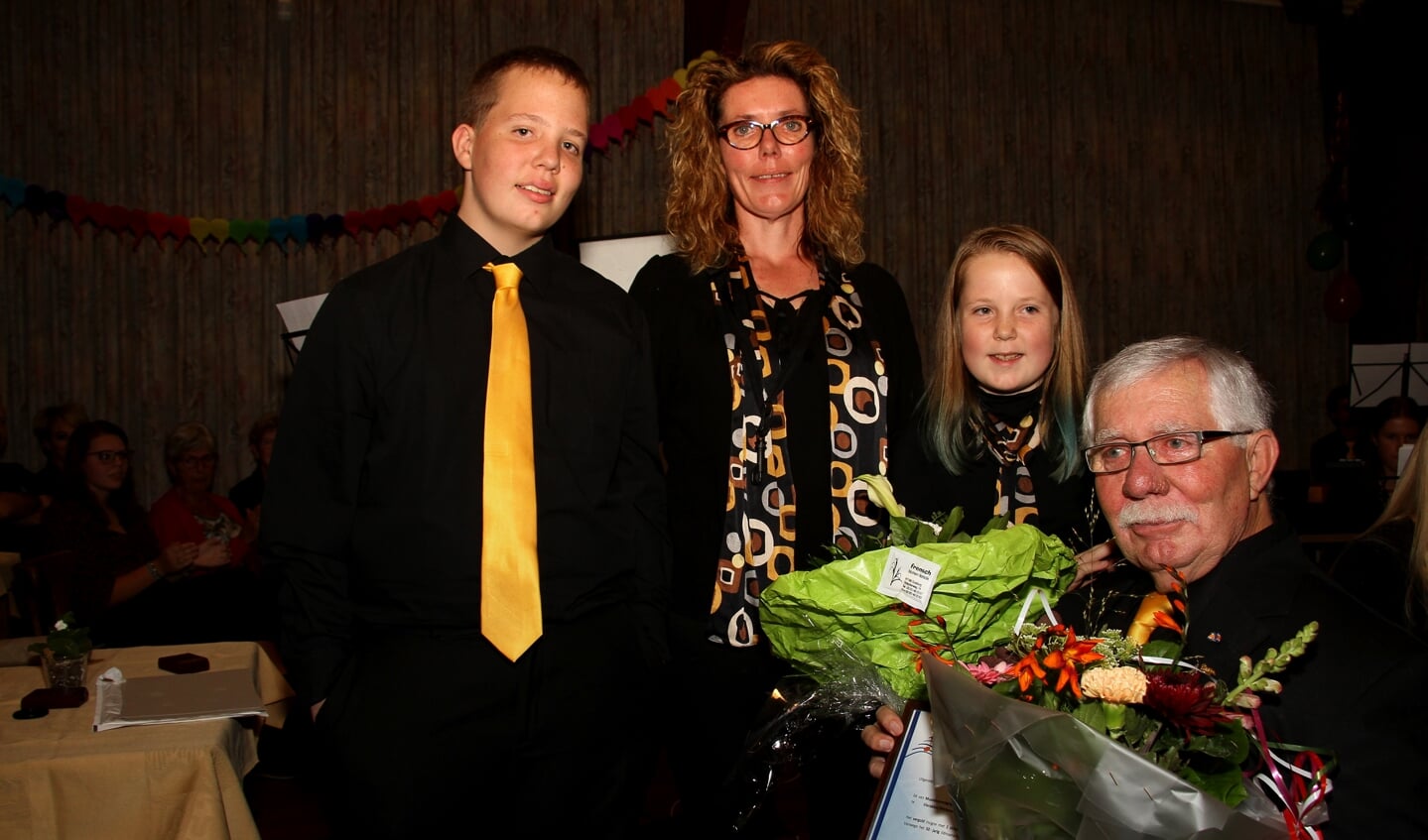 Wim Altena wordt gehuldigd voor 50-jarig jubileum. Foto: Liesbeth Spaansen