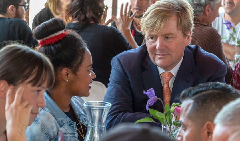 Koning Willem-Alexander in gesprek met een van de nieuwkomers. Foto: Henk Derksen