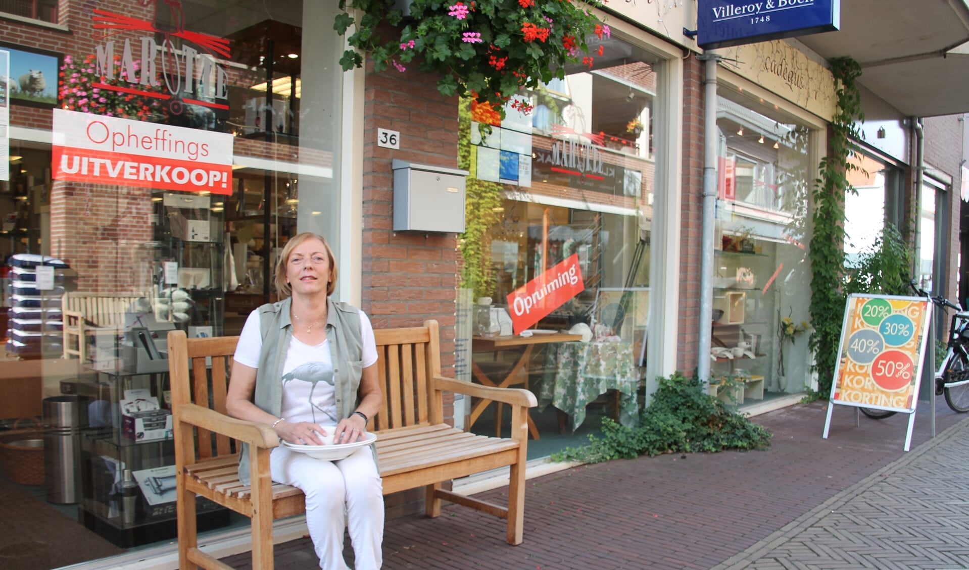Erna ten Haken voor haar winkel, die per half oktober sluit. Foto: Lydia ter Welle