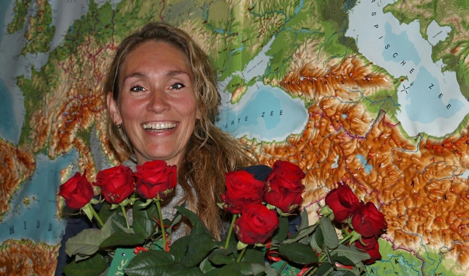 Jeugdclub Varssel gaf leidster Wilma bij haar afscheid een bos rozen. Foto: PR
