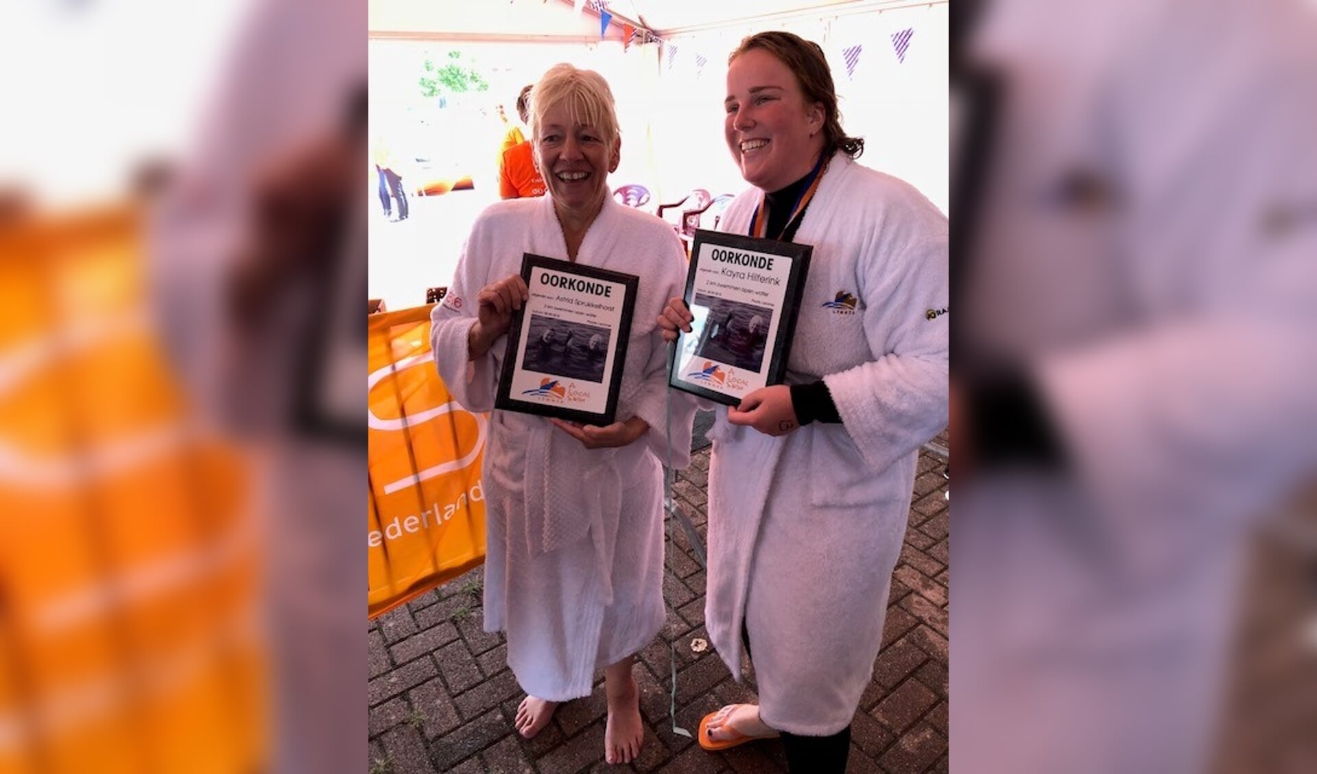 Astrid Sprukkelhorst (l) en Kayra Hilferink met hun oorkonde. Foto: PR. 