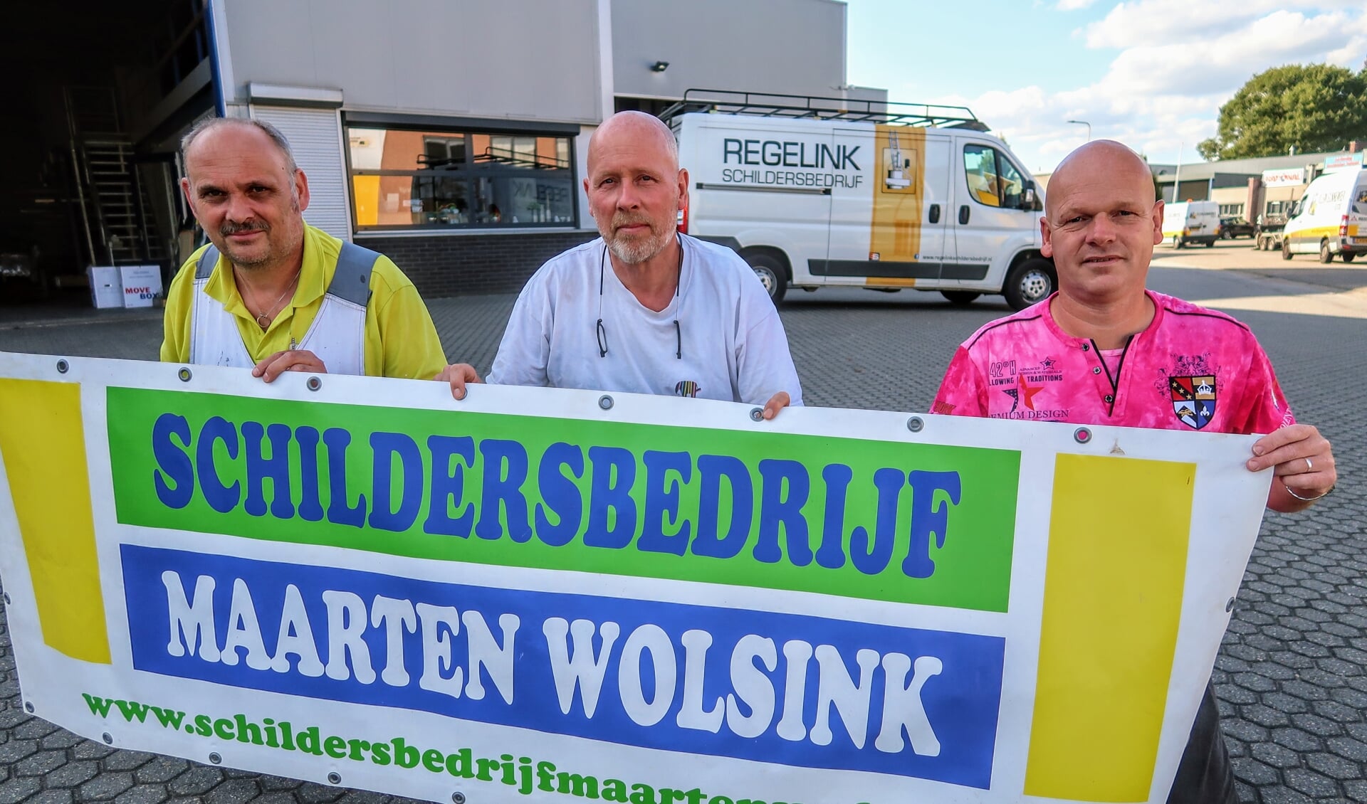 Het schildersbedrijf van Maarten Wolsink (rechts) is opgegaan in het bedrijf van Herbert Regelink (links) en Wim Denkers (midden). Foto: Luuk Stam