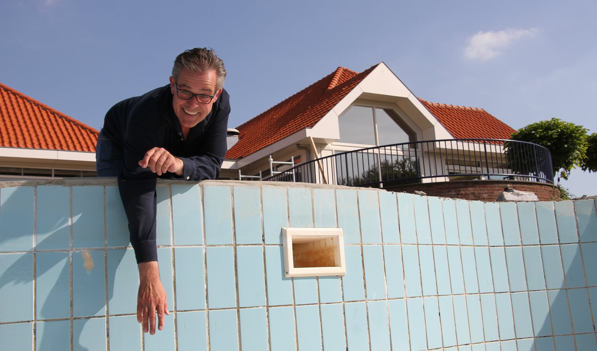 Andries Bruil moet nog even wachten voordat het water weer in het gerenoveerde zwembad kan. Foto: Liesbeth Spaansen