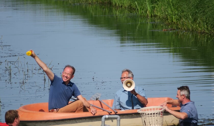 Notaris Blankenstijn pakte eendje nummer 1943 na de race als eerste uit het water. Foto: PR Lionsclub Bronckhorst