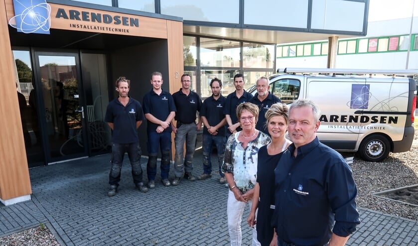 Richard Arendsen, zijn vrouw Saskia, zijn moeder Mimi en de monteurs van Arendsen Installatietechniek. Foto: Luuk Stam