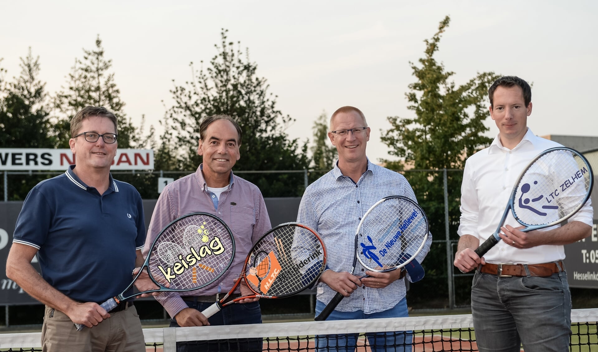De vier voorzitters van de tennisverenigingen, v.l.n.r. René Lovink, Paul Mokkink, Stefan Jansen en Remco Hoekman. Foto: PR HLTC Het Elderink