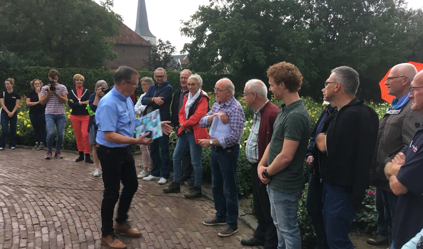 Herman ter Haar benoemt Willy Pierik tot erelid van Stichting Bloemencorso Lichtenvoorde. Foto: Barbara Pavinati
