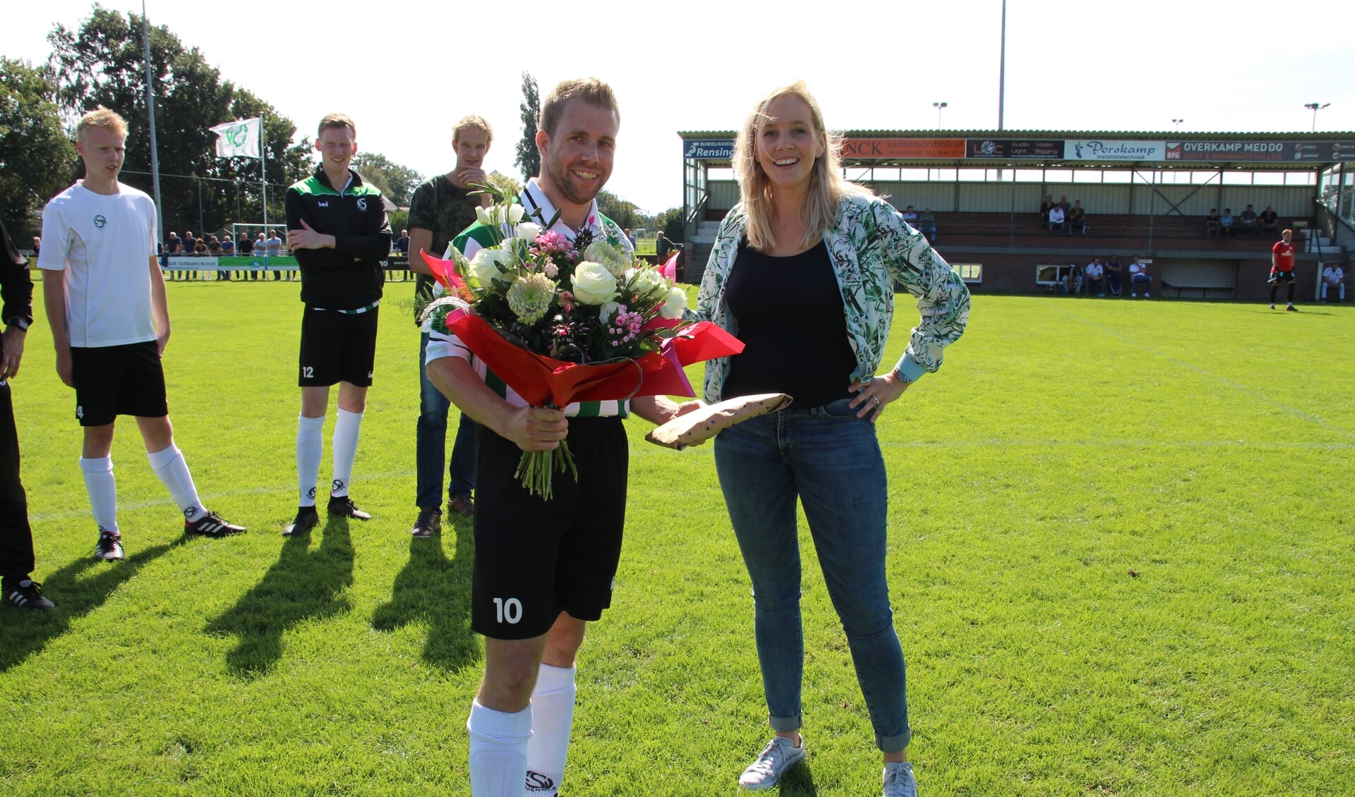 Erwin van de Wolfshaar wordt in de bloemetjes gezet voor zijn prestaties. Foto: PR
