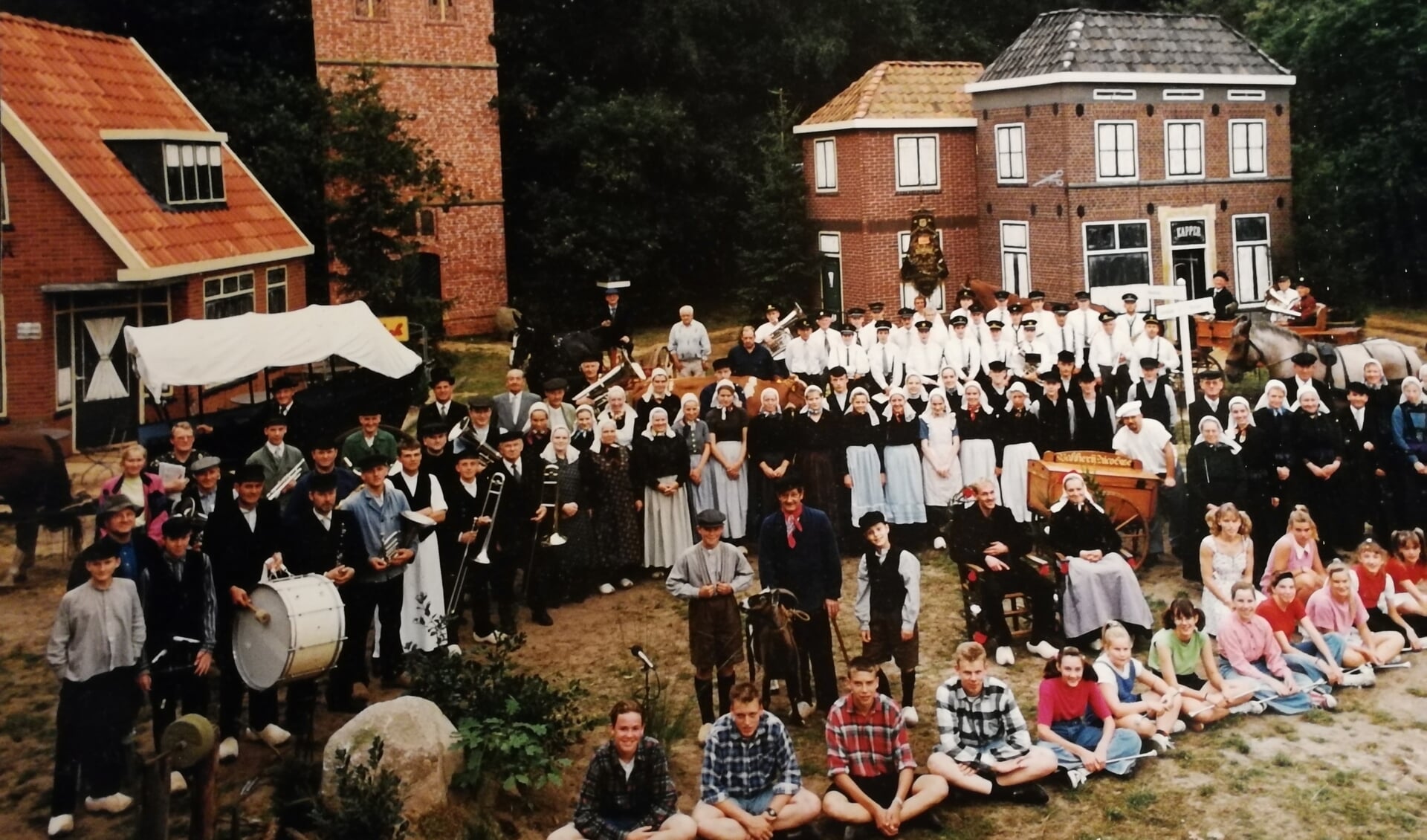 1993: decor en bezetting van het Amicitia openluchtspel 'Geestern blös van zich af'. Foto: PR