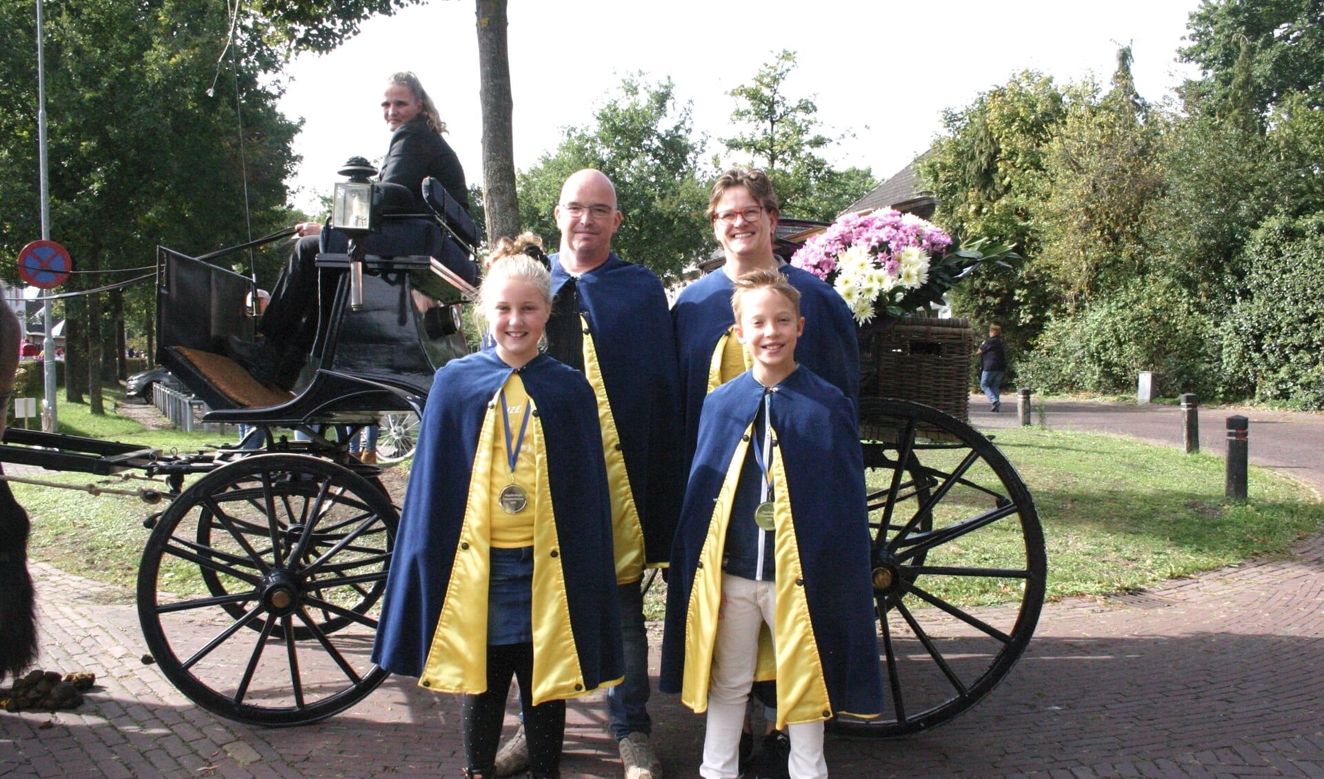 Schutterskoning Richard Jansen samen met knuppelkoningin Alice Veenink, jeugdkoning Derk van Silfhout en jeugdkoningin Lieke Bessels. Foto: PR