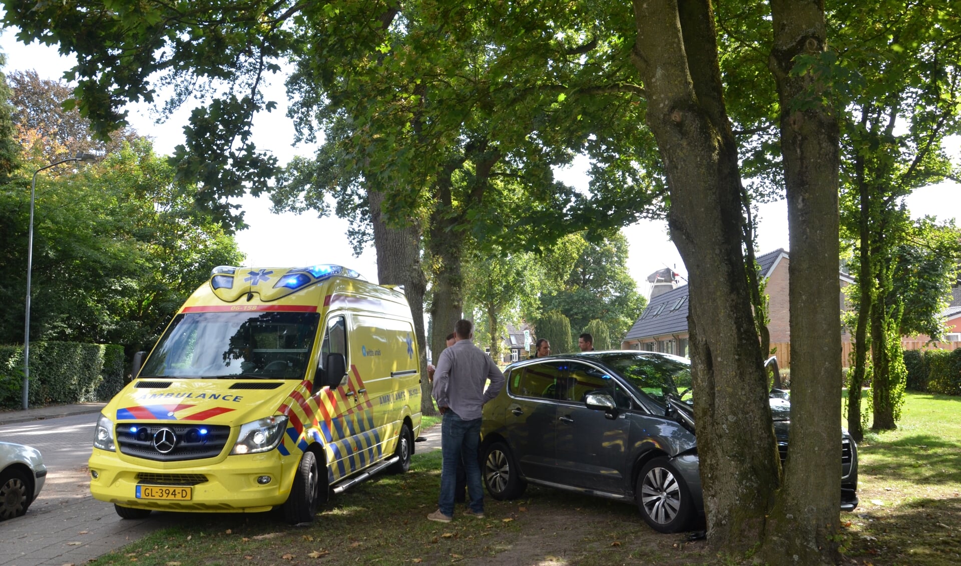 Auto tegen boom gereden in Vorden. Foto: GinoPress B.V.