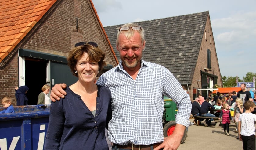 Monique en Tom Horstink genieten volop van hun feestelijke appelplukdagen. Foto: Liesbeth Spaansen