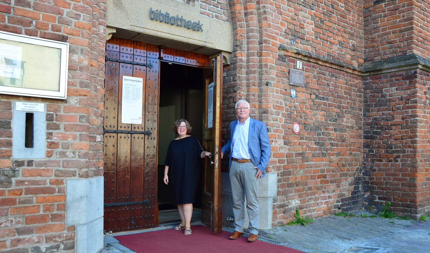 Gerard Huis in 't Veld directeur en Barbara Deuss, programmamanager Graafschap Bibliotheken voor de bieb in Zutphen. Foto: Alize Hillebrink 