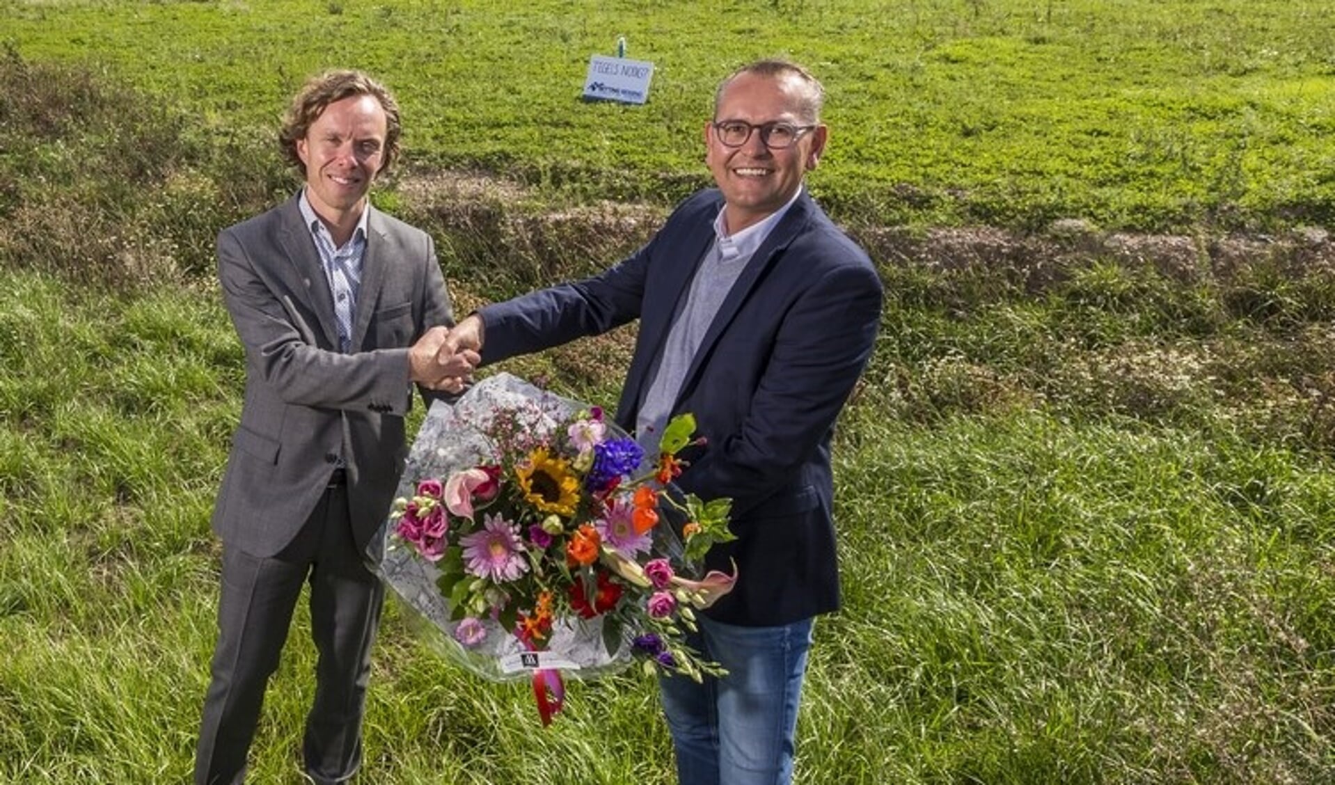 Bedrijfsleider Jeroen Swienink van Betting Ressing krijgt bloemen overhandigd van Arthur Bors, directeur van Laarberg. Foto: PR