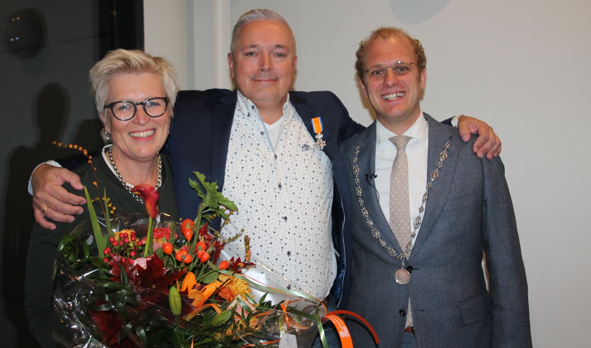 Van links naar rechts Ineke en Jan Wilterdink en burgemeester Joris Bengevoord. Foto: Lydia ter Welle