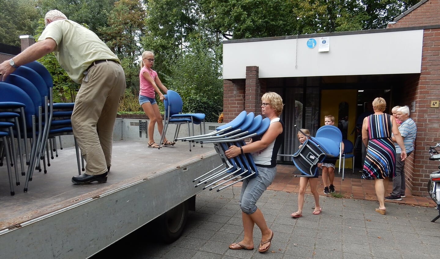 De familie Ruiterkamp van De Lindesche Molen (jong en wat ouder) laadt de stoelen op. Foto: PR