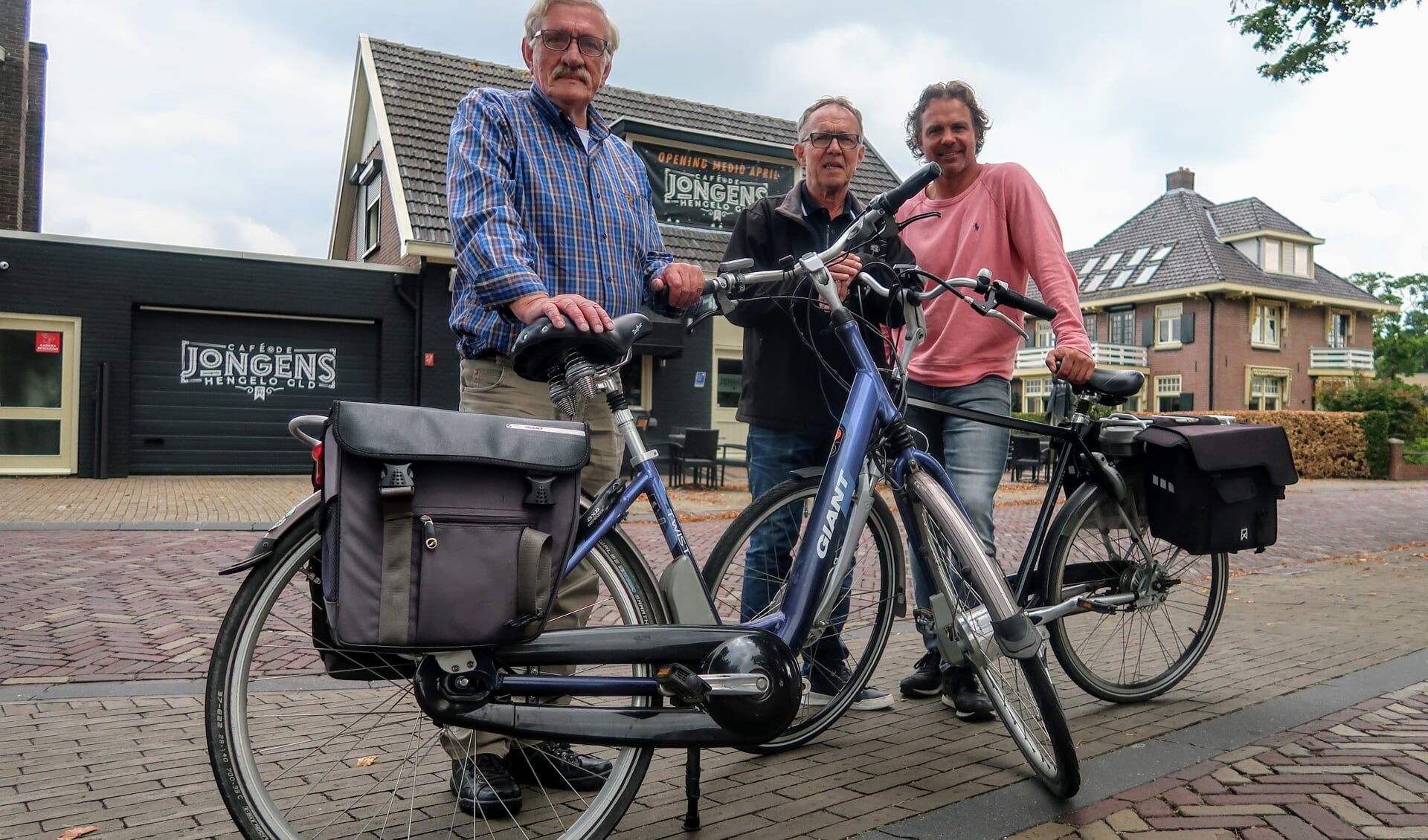 Routemaker Henk Wullink (links) met Richard en Marco Jansen van café De Jongens. Foto: Luuk Stam