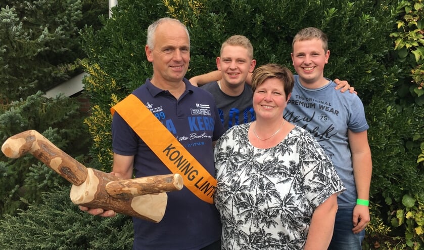 Het koningspaar met kinderen. Foto: PR