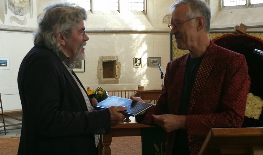 Bennie Jolink ontvangt het eerste exemplaar van het Sluiter-boek. Foto: Rob Weeber