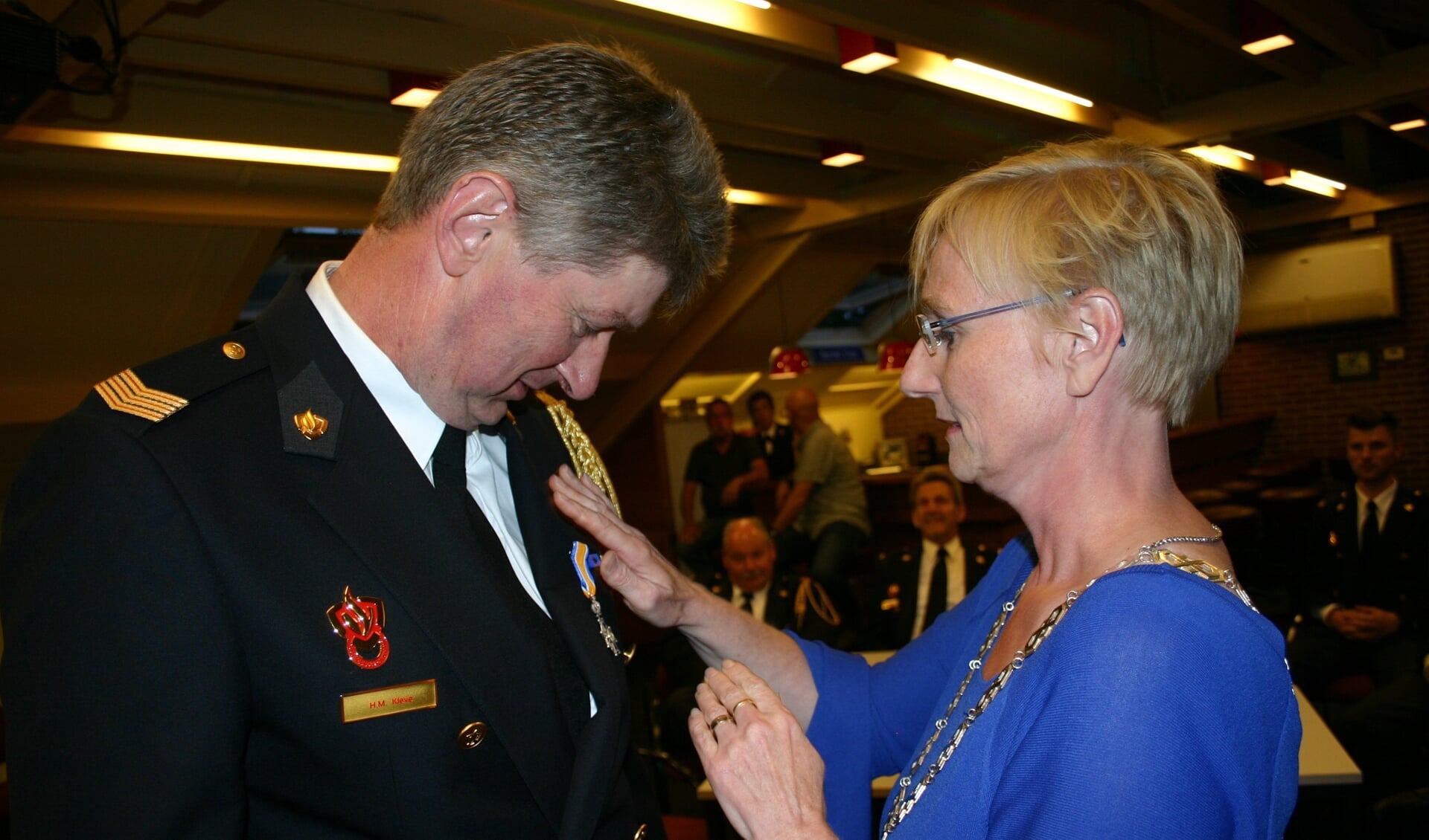 Brandweerman Henk Kleve koninklijk onderscheiden. Foto: Jan Knoef