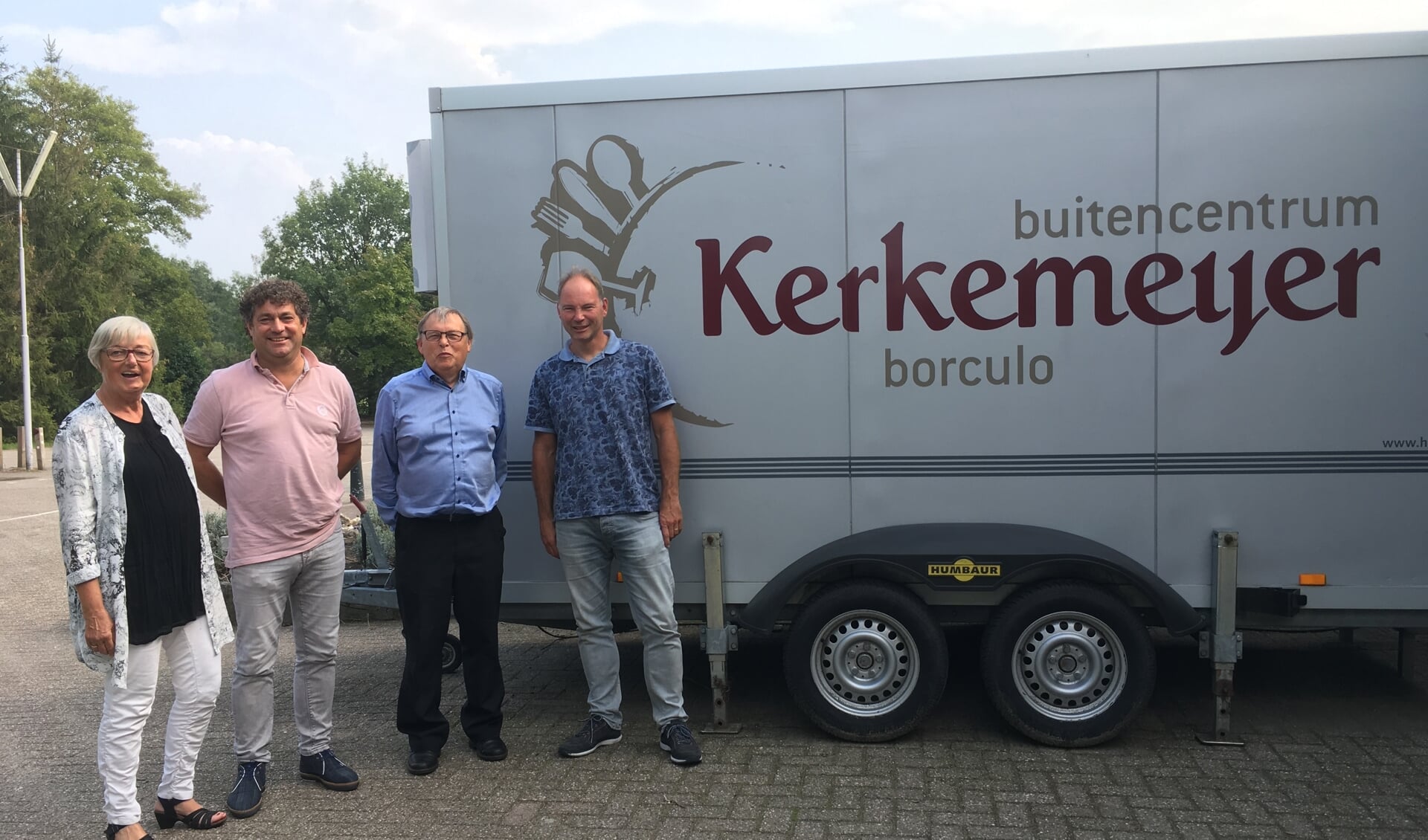 Van links af Henny Boevink, Bert Ribbers (Kerkemeijer) Alfons ten Hoopen en Arthur Heister van KWF Berkelland.  Foto: PR