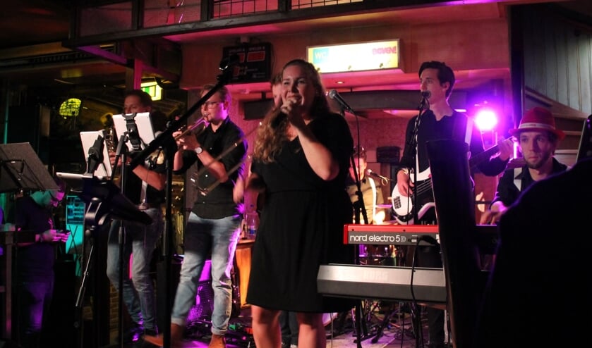 Hot Stuff speelt op de Huntington-benefietavond. Foto: Annekée Cuppers