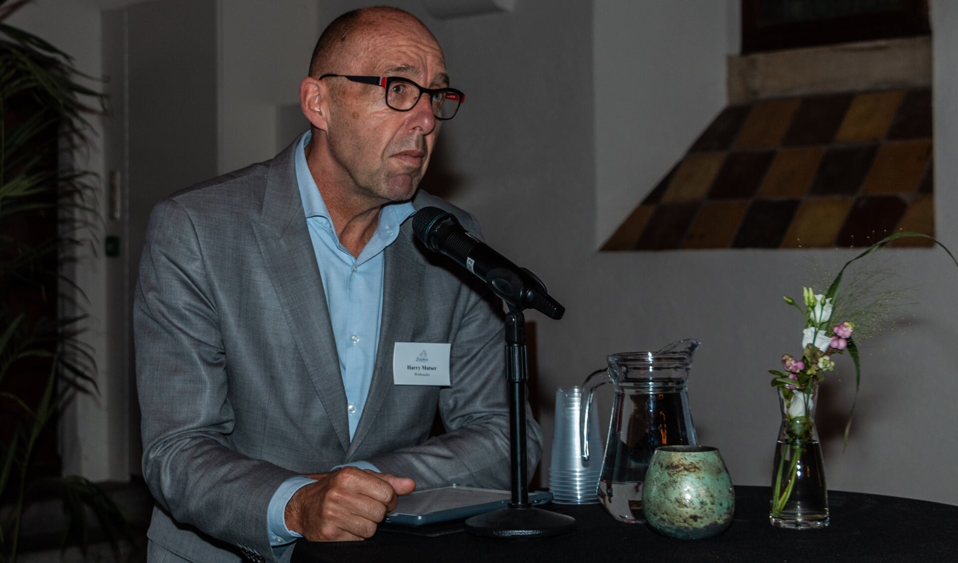 Wethouder Harry Matser tijdens zijn toelichting op de noodzaak om de komende jaren fors te bezuinigen. “De financiële tegenvallers vielen direct al veel hoger uit dan gedacht.” Foto: Henk Derksen